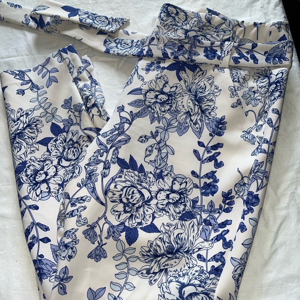 New York & Company Blue Floral Cropped Pants